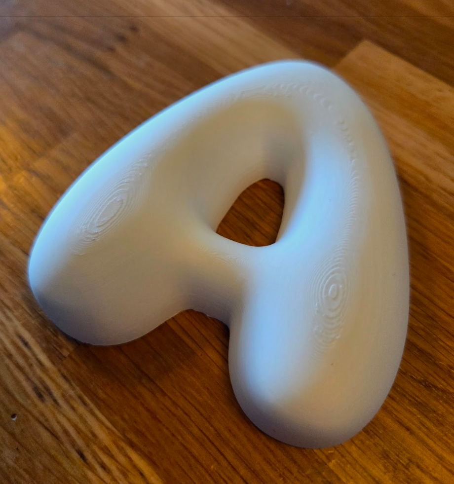 Närbild på 3D-printad bubbelbokstav