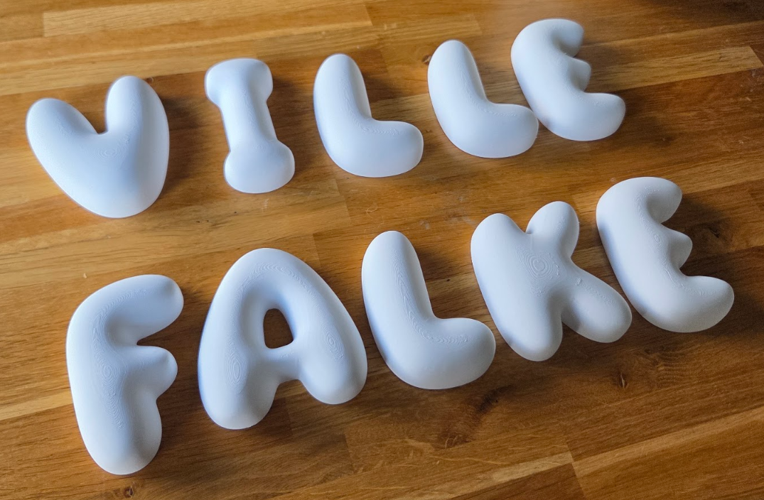 Vita 3D-printade bokstäver i bubbelstil